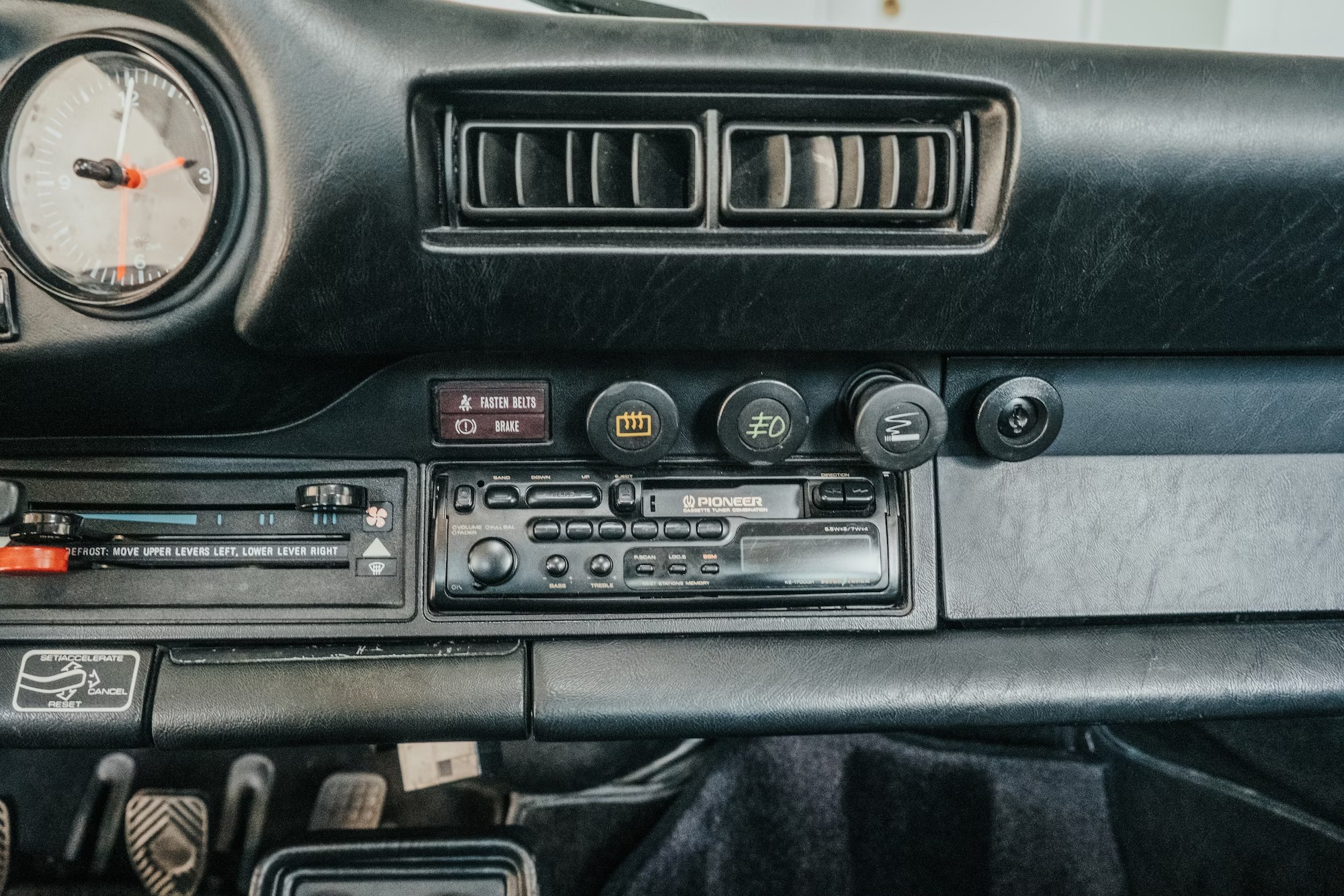 Porsche 911 SC center console 3 IMGCentury
